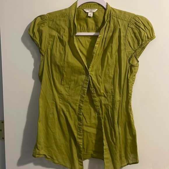 3/$15💛 🍀 Green Banana Republic top 🍀 - Picture 2 of 9
